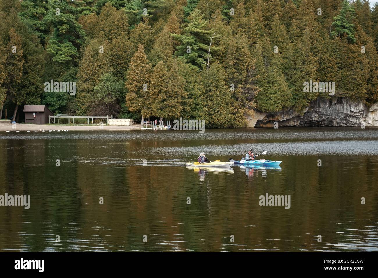 vecchia coppia kayak in acqua calma stile di vita pensione all'aperto Foto Stock