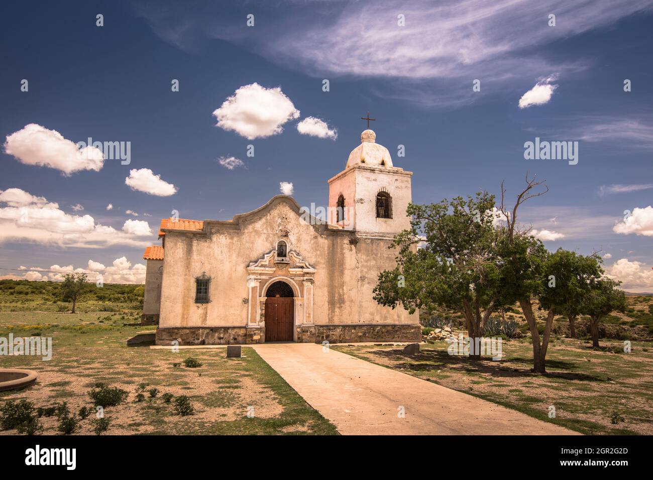 Vecchia chiesa abbandonata in una piccola città nel sud della Bolivia, vicino Villazon. Foto Stock