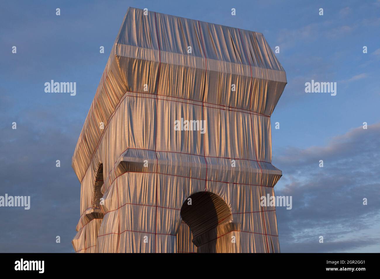 Parigi, Francia, 30 settembre 2021: L'Arco di Trionfo di Parigi, avvolto in tessuto d'argento come progettato dagli artisti Christo e Jeanne-Claude, e che attrae un flusso costante di turisti. Questo fine settimana, la Place Charles de Gaulle che circonda l'arco sarà chiusa al traffico, consentendo visite più sicure rispetto a coloro che hanno catturato alcuni colpi dal centro dei viali che irradiano dalla rotonda. L'installazione artistica sarà smantellata da lunedì 4 ottobre per consentire le celebrazioni del giorno dell'armistizio. Anna Watson/Alamy Live News Foto Stock