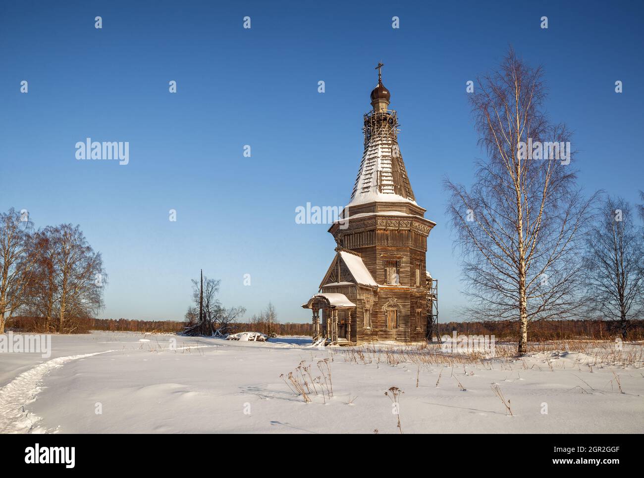 Vecchia (1665) chiesa in legno con tetto a tenda della Presentazione del Signore e Michele Arcangelo nel villaggio scomparso di Krasnaya Lyaga, Arkhangel Foto Stock