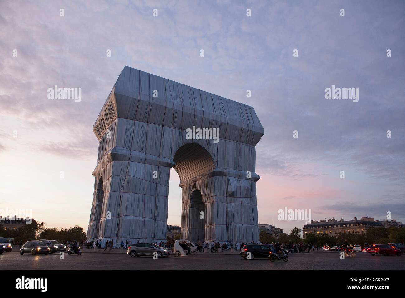 Parigi, Francia, 30 settembre 2021: L'Arco di Trionfo di Parigi, avvolto in tessuto d'argento come progettato dagli artisti Christo e Jeanne-Claude, e che attrae un flusso costante di turisti. Questo fine settimana, la Place Charles de Gaulle che circonda l'arco sarà chiusa al traffico, consentendo visite più sicure rispetto a coloro che hanno catturato alcuni colpi dal centro dei viali che irradiano dalla rotonda. L'installazione artistica sarà smantellata da lunedì 4 ottobre per consentire le celebrazioni del giorno dell'armistizio. Anna Watson/Alamy Live News Foto Stock