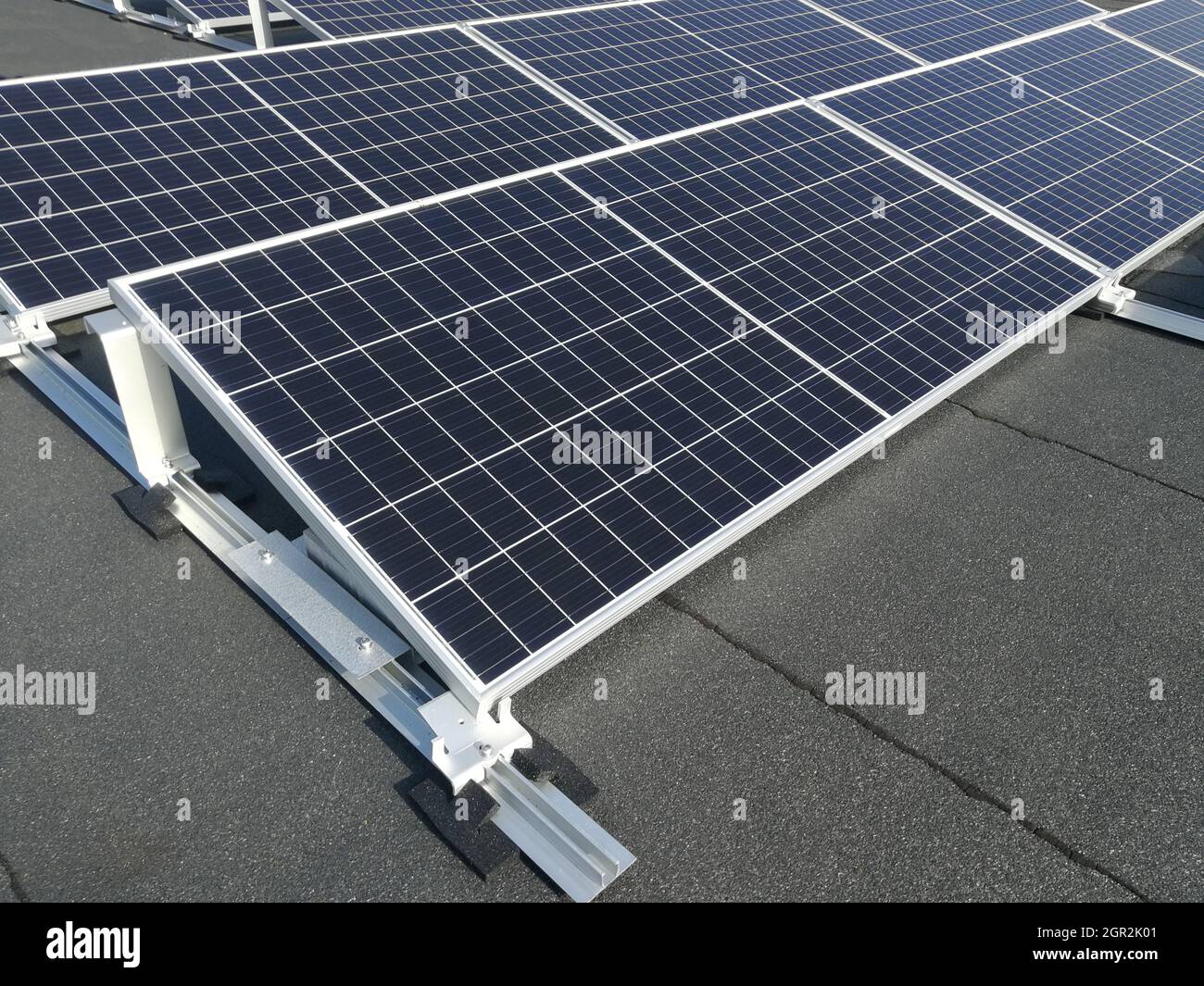 Pannello batteria solare blu scuro per la generazione di energia ecologica. Concetto di energia rinnovabile Foto Stock
