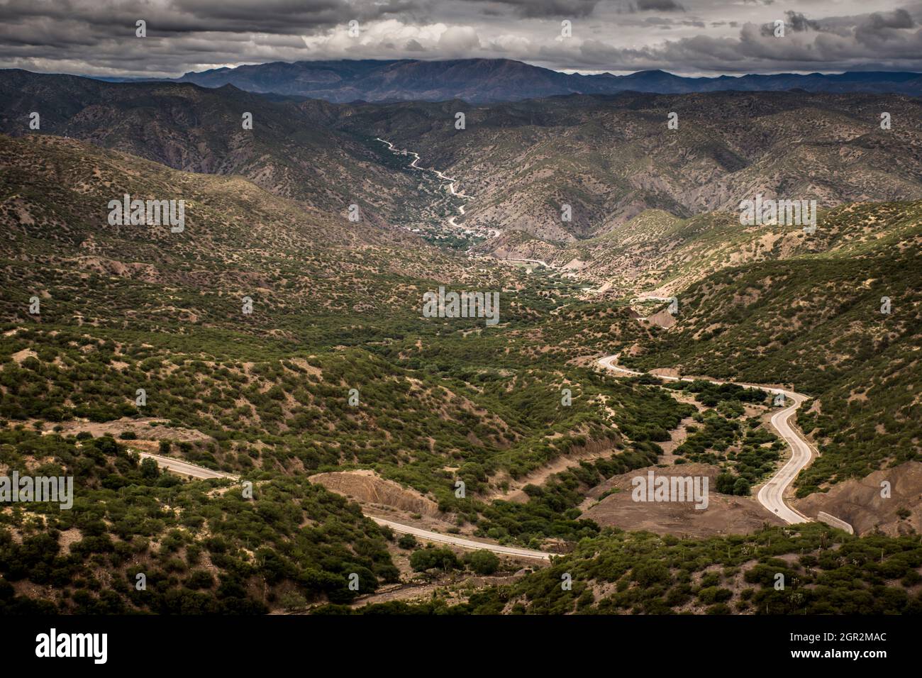 Strada con un sacco di giri tra le montagne nel sud della Bolivia. Foto Stock