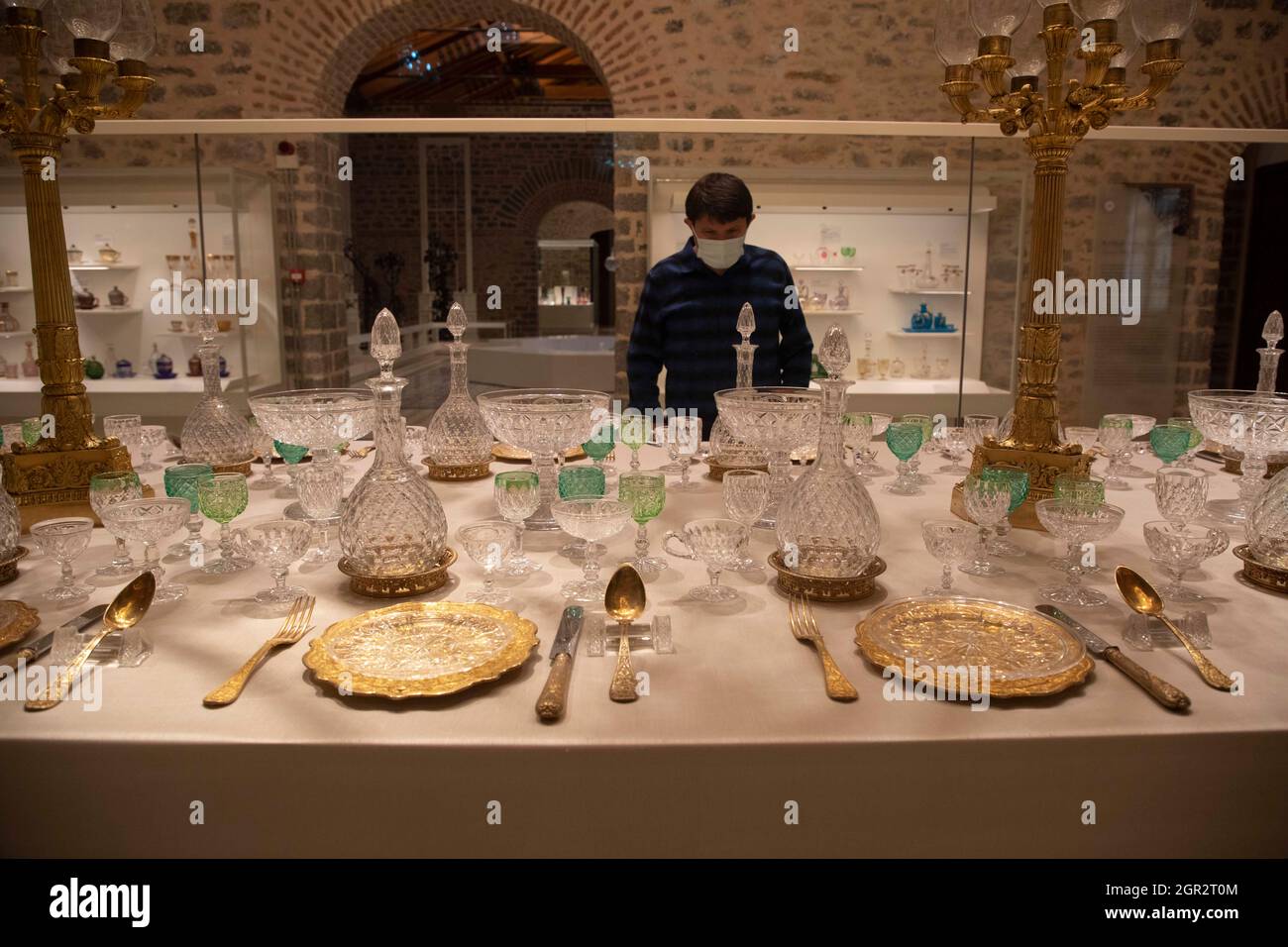 Istanbul, Turchia. 27 settembre 2021. Un visitatore può ammirare le mostre al Beykoz Crystal and Glass Museum di Istanbul, Turchia, il 27 settembre 2021. Al museo è esposto un magnifico tavolo da pranzo impreziosito da esempi unici di raffinata arte vetrosa di diversi produttori europei, che riflettono il potere dei sultani ottomani. Credit: Osman Orsal/Xinhua/Alamy Live News Foto Stock