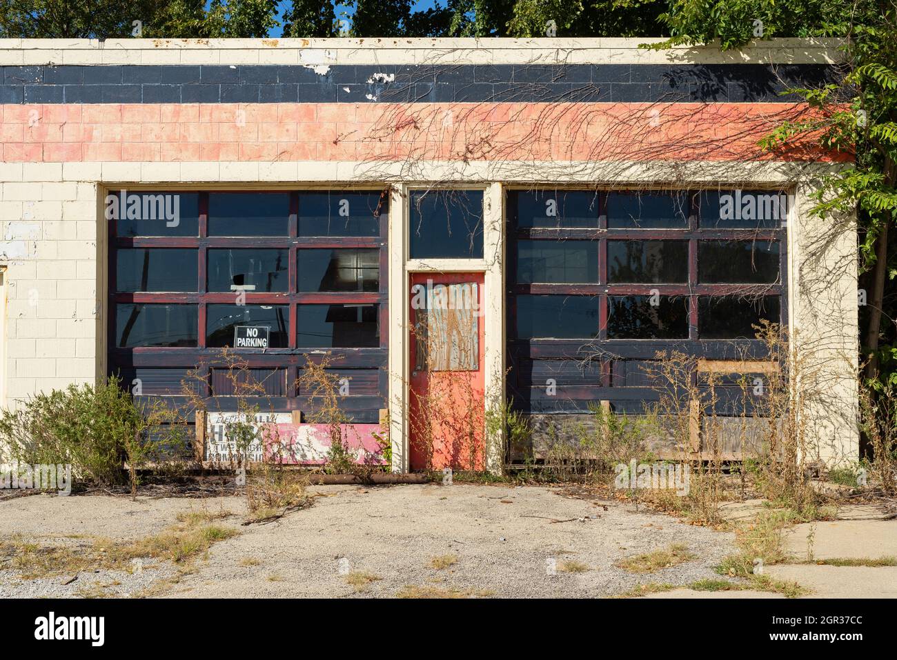 Vecchio garage abbandonato nella piccola città del Midwest. Foto Stock