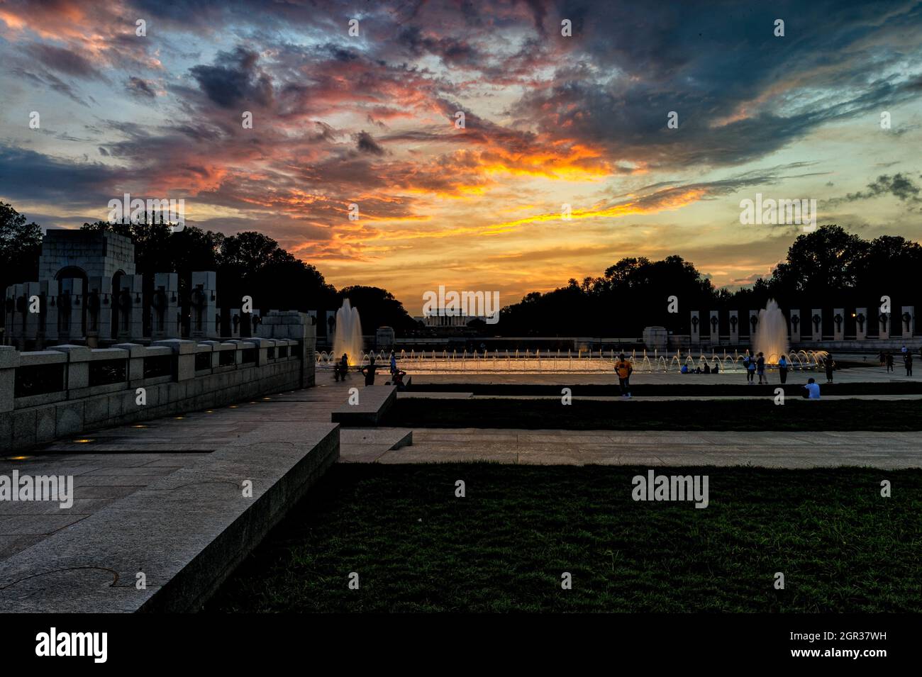 National World War II Memorial e Lincoln Memorial sotto un freddo cielo serale Foto Stock