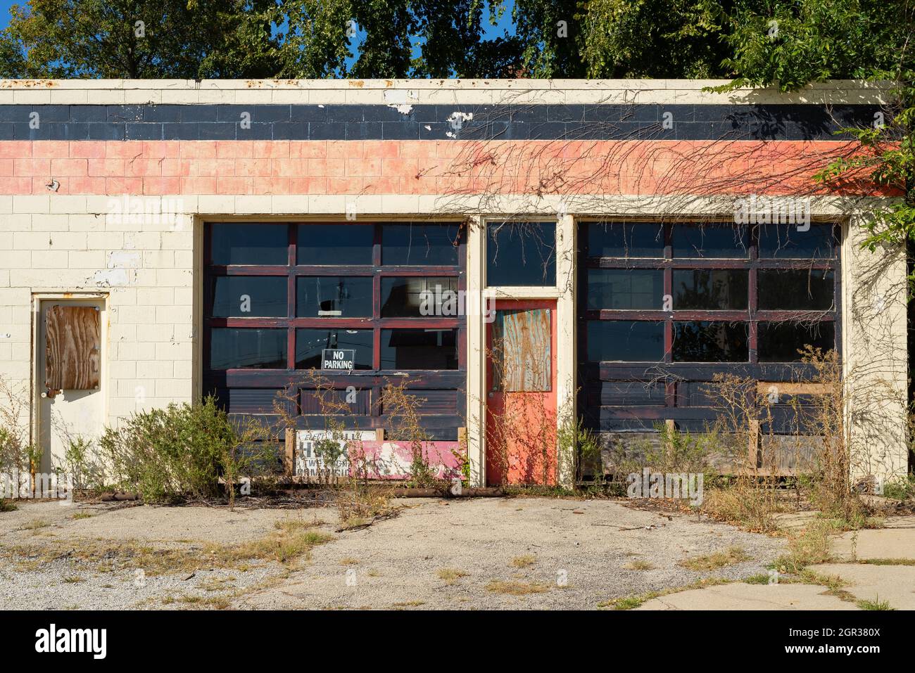 Vecchio garage abbandonato nella piccola città del Midwest. Foto Stock