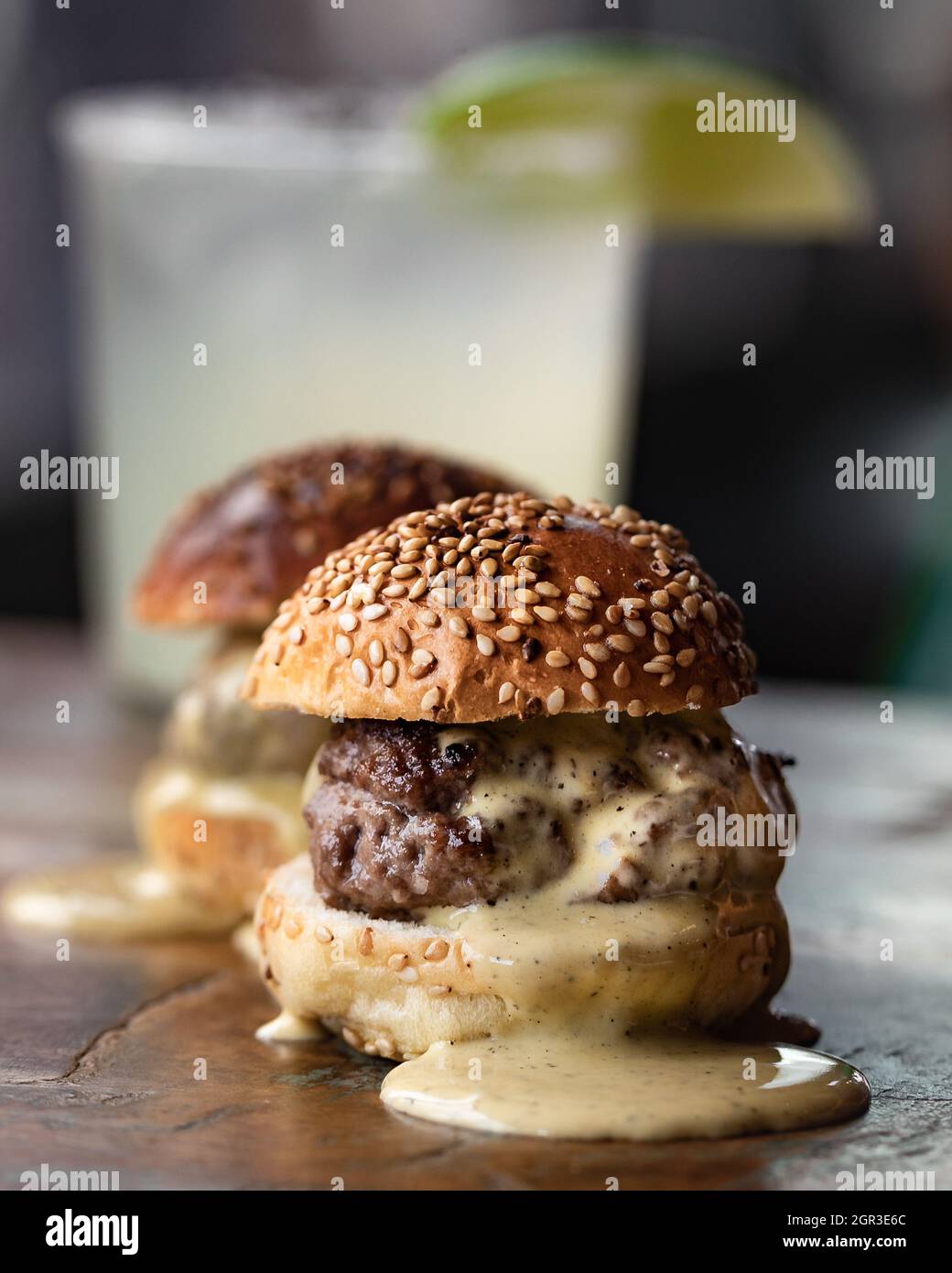 Cheesburger con formaggio fuso su un tavolo da pranzo. Foto Stock