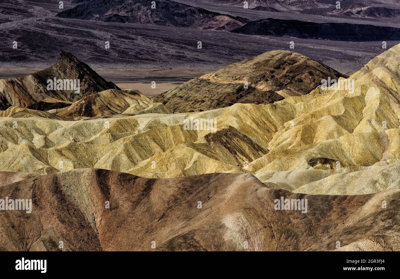 Zabriskie Point - un labirinto di selvaggiamente erosa e colorate vivacemente badlands. Foto Stock