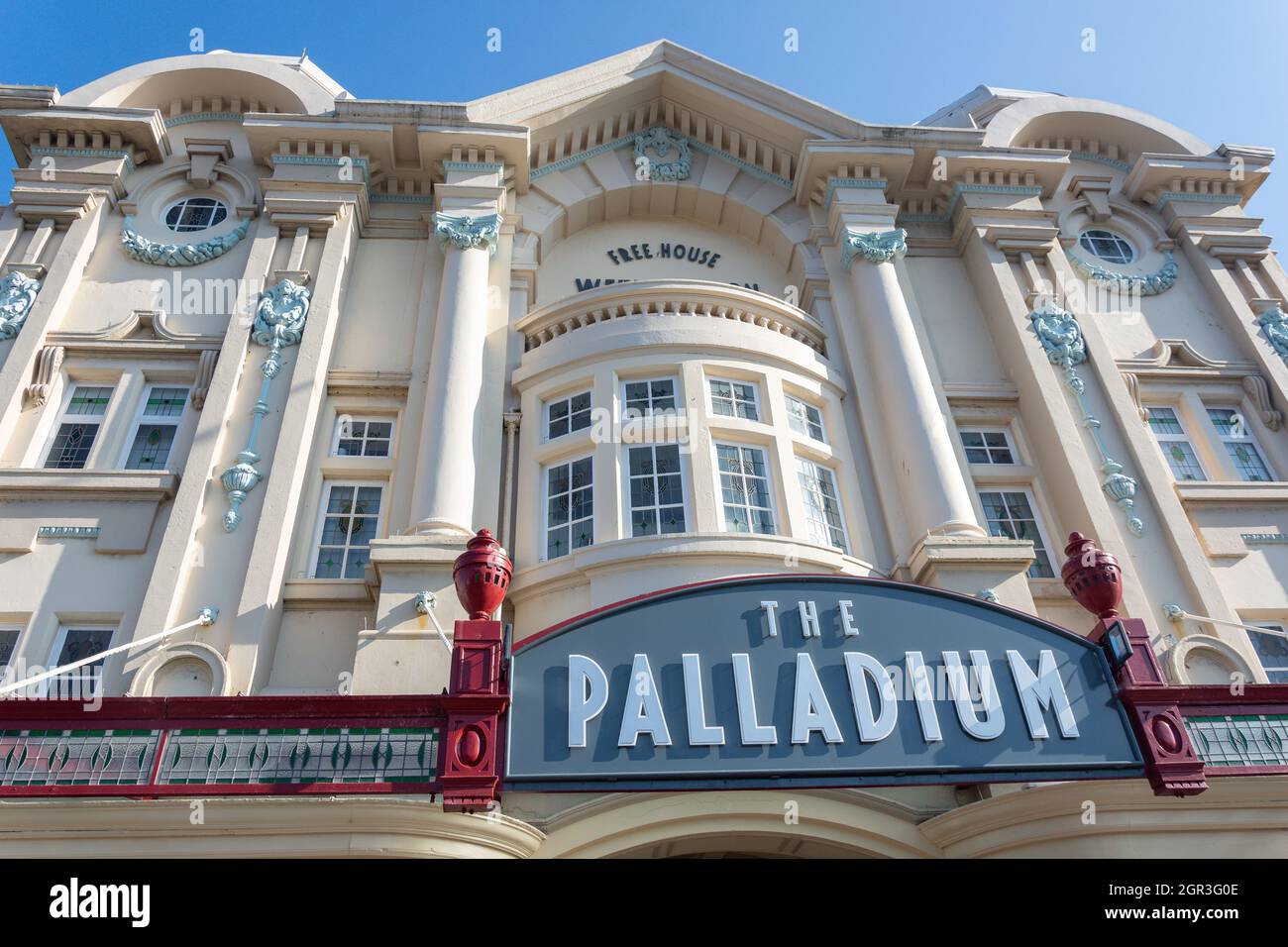 The Palladium Facade (Wetherspoon pub), Gloddaeth Street, Llandudno, Conwy County Borough, Galles, Regno Unito Foto Stock