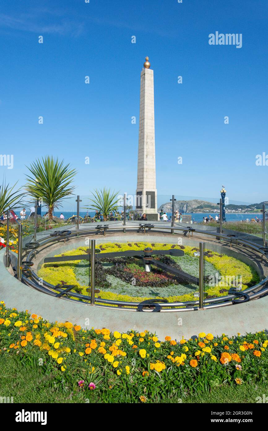 L'orologio floreale e Cenotaph, Prince Edward Square, Llandudno Promenade, Llandudno, Conwy County Borough, Galles, Regno Unito Foto Stock