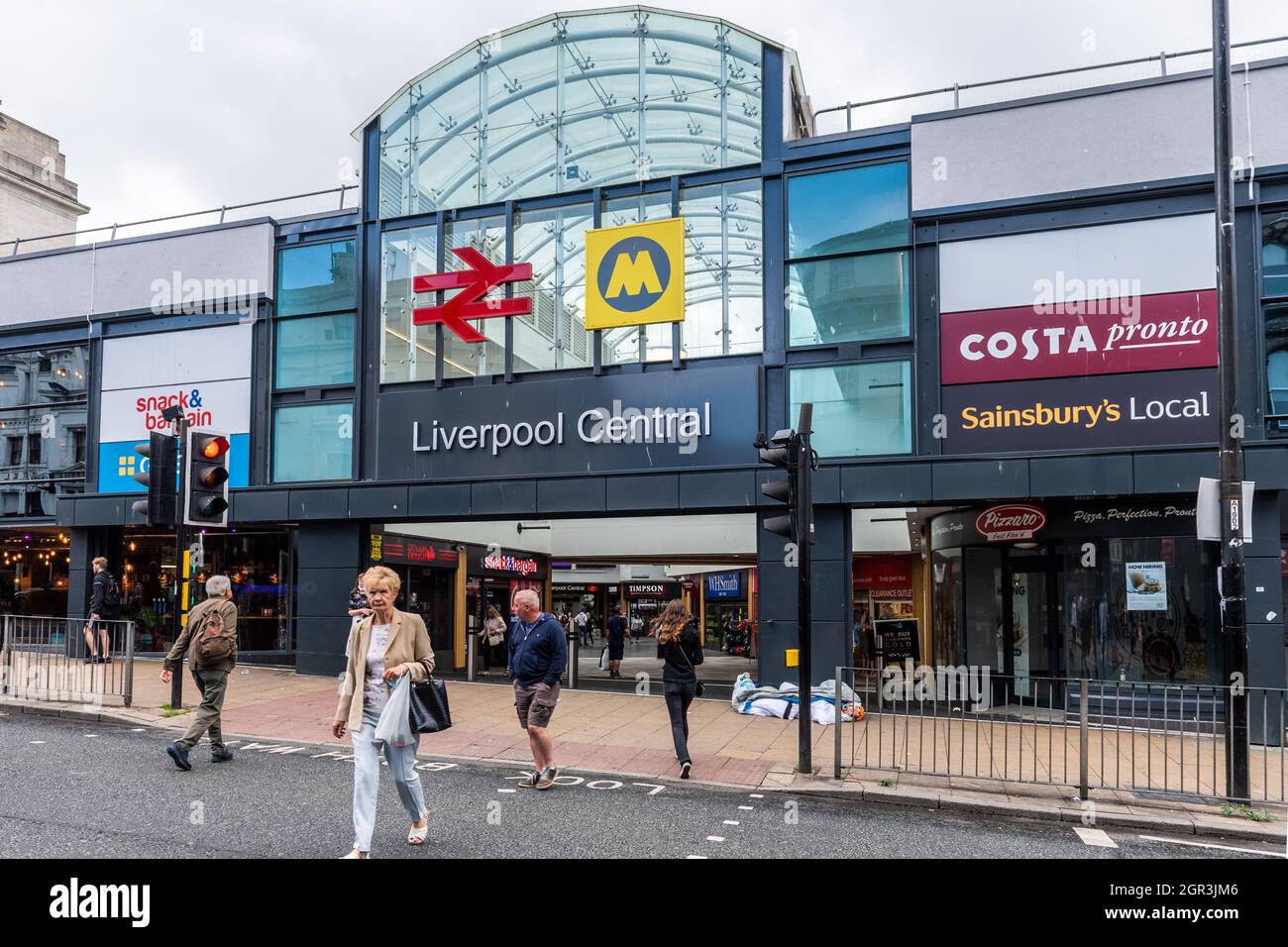 All'esterno della stazione centrale Merseyrail di Liverpool, Liverpool, Merseyside, Regno Unito. Foto Stock