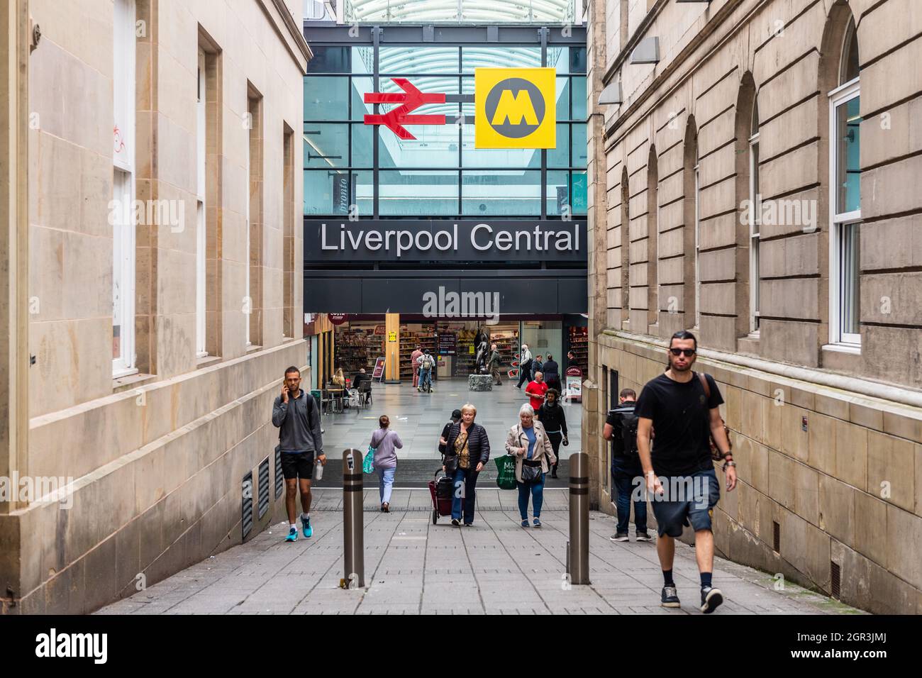 All'esterno della stazione centrale Merseyrail di Liverpool, Liverpool, Merseyside, Regno Unito. Foto Stock