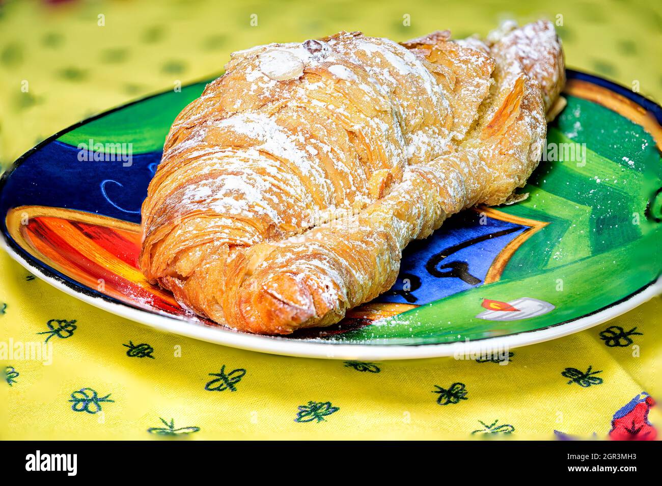 Delizioso croissant alle mandorle Foto Stock
