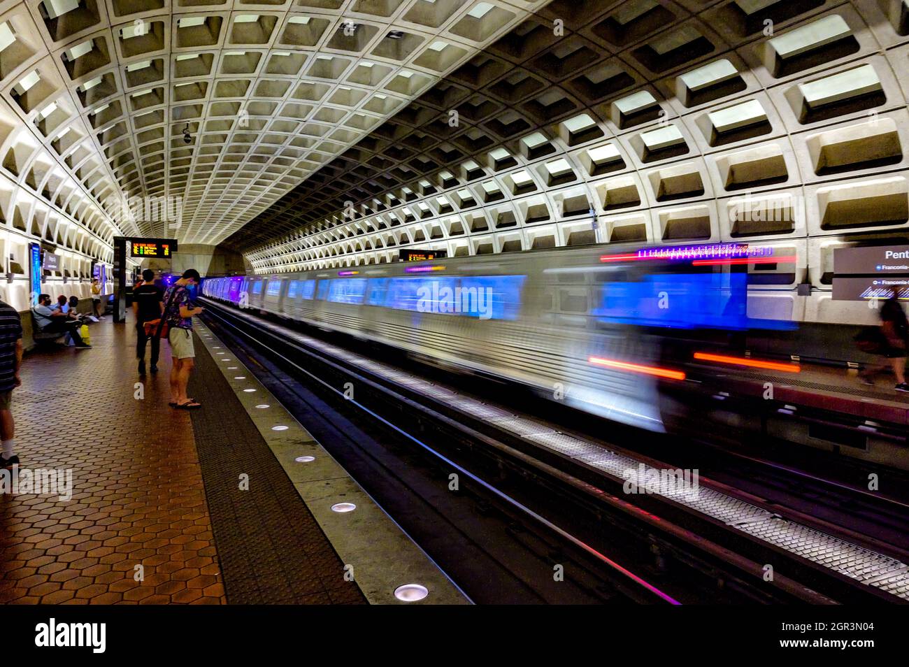 Pendolari in attesa del prossimo treno della metropolitana alla stazione Pentagono di Washington DC Foto Stock