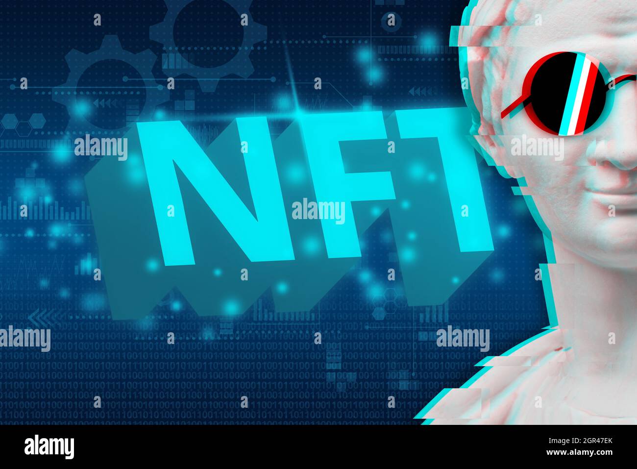 Moderno concetto di arte digitale NFT o gettone non-fungibile accanto ad un ritratto di una statua con occhiali. Foto Stock