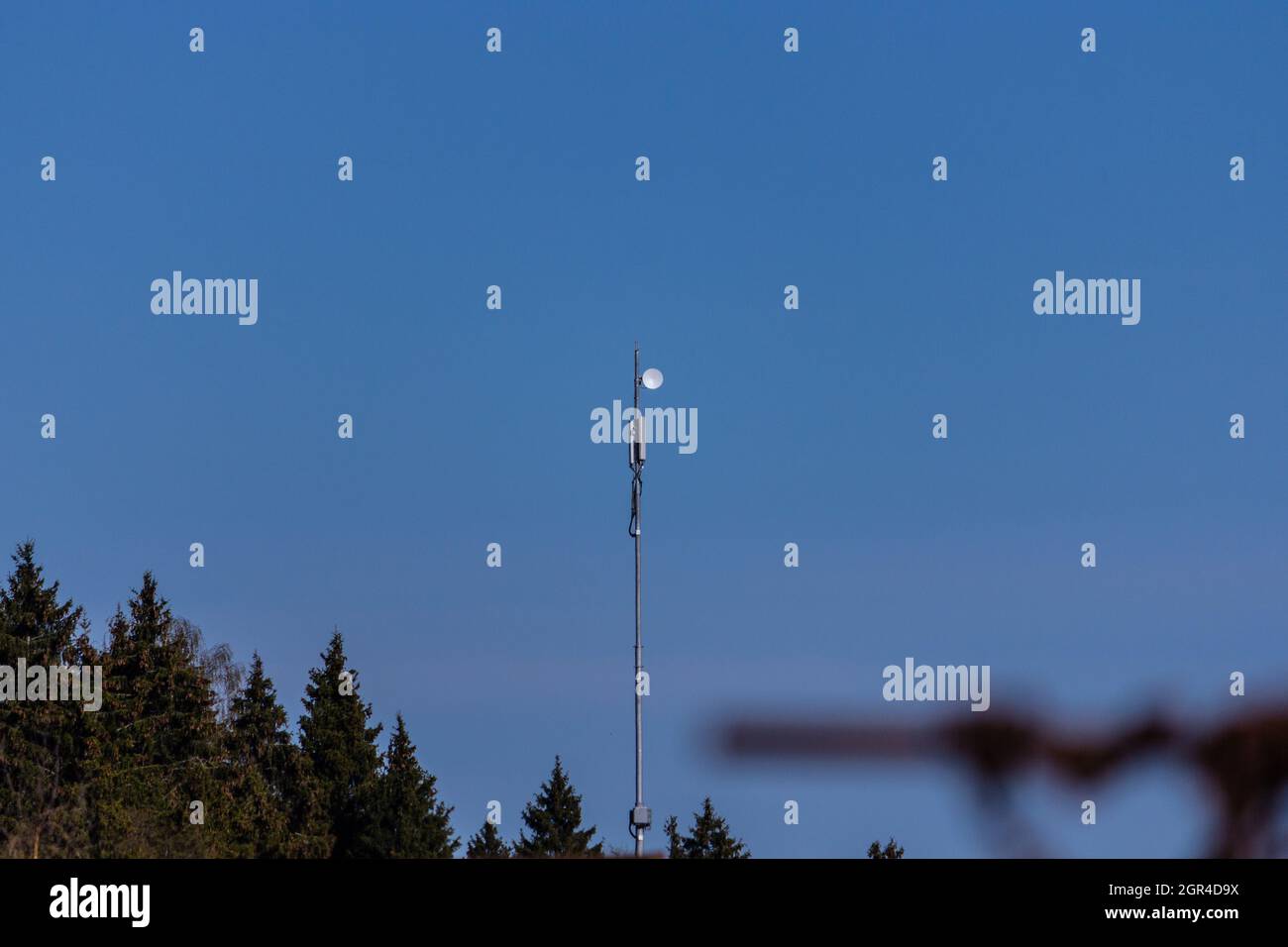 antenna 5g torre telefono antenne gprs sky Foto Stock