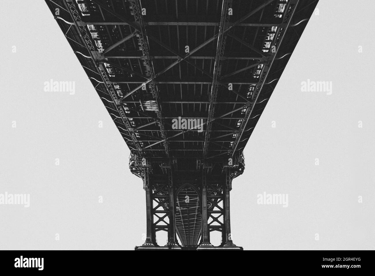 Scala di grigi Vista interna del Ponte di Brooklyn nella città di New York, USA Foto Stock