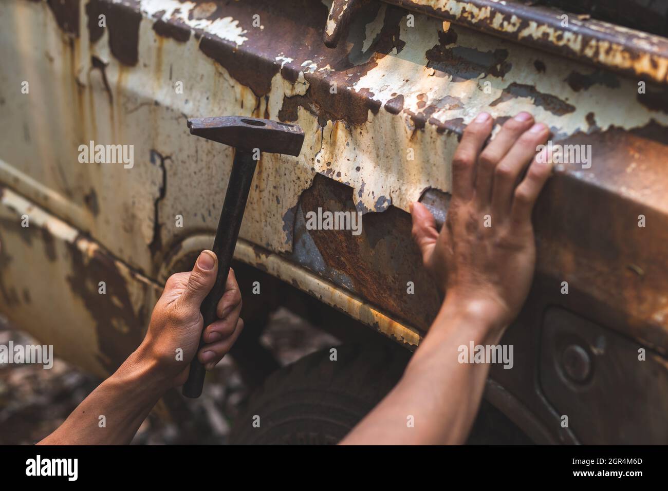 Mano che tiene Un camion del raccoglitore Hammer Rusty Peeling vernice  pneumatici ruote auto vecchio Vintage Foto stock - Alamy