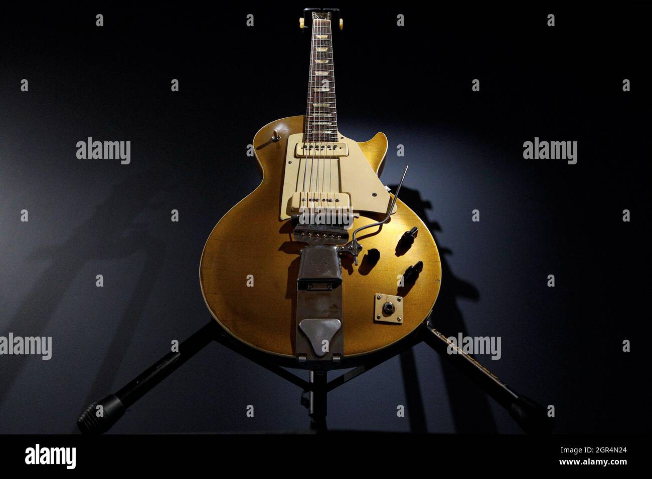 La chitarra “Number One”, il primo modello di produzione approvato della famosa  chitarra elettrica Gibson Les Paul, è esposta alle aste di Christie a New  York City, USA, il 30 settembre 2021.
