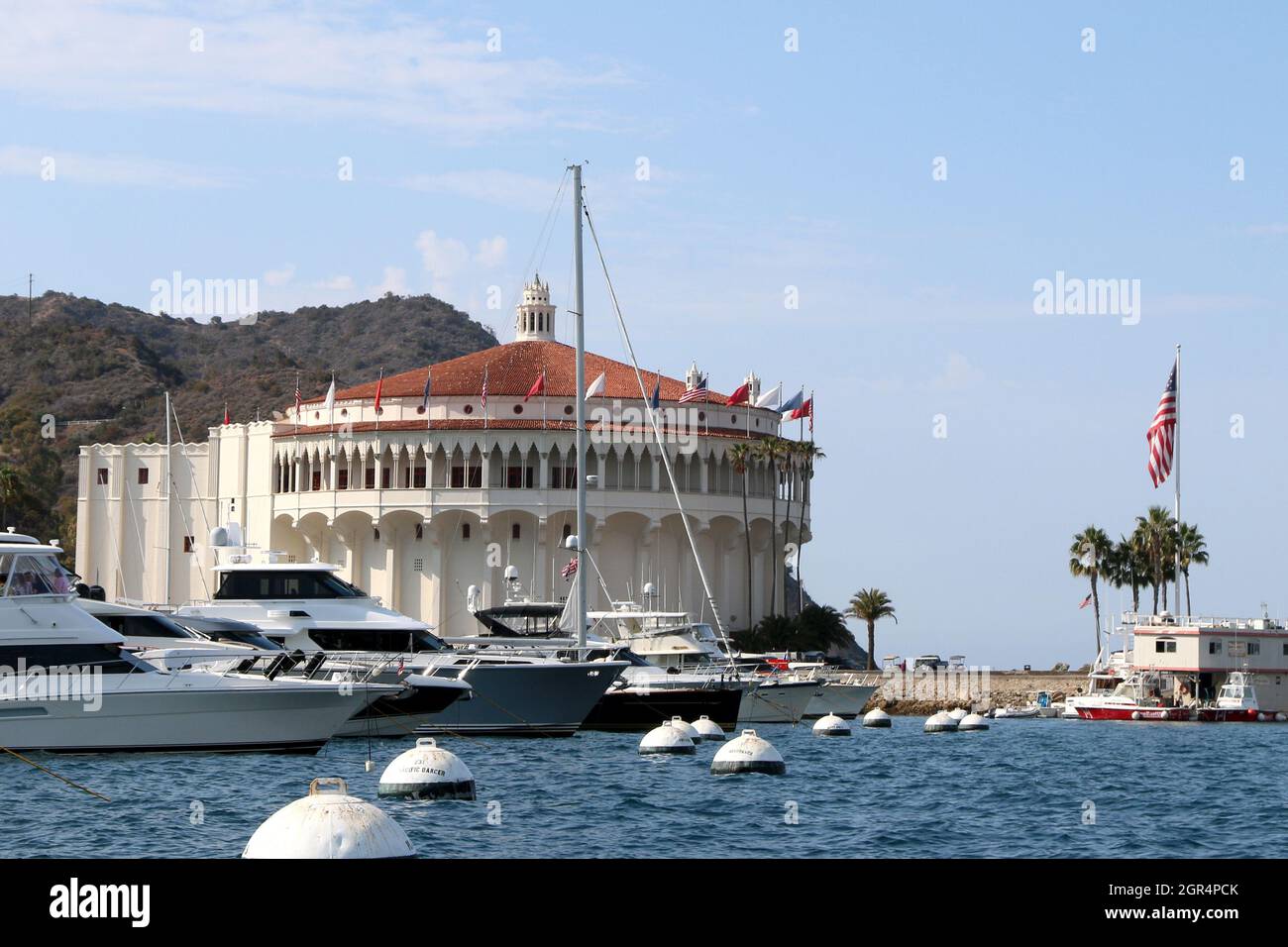 24 settembre 2021, Avalon, CA, Stati Uniti d'America: LOS ANGELES - SEP 24: Catalina Casino from the Catalina Harbour on September 24, 2021 in Avalon, CA (Credit Image: © Kay Blake/ZUMA Press Wire) Foto Stock