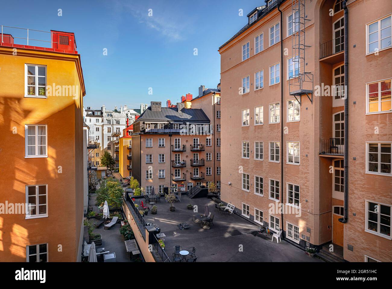 Vista su un edificio tipico di Sodermalm, giorno di sole Foto Stock