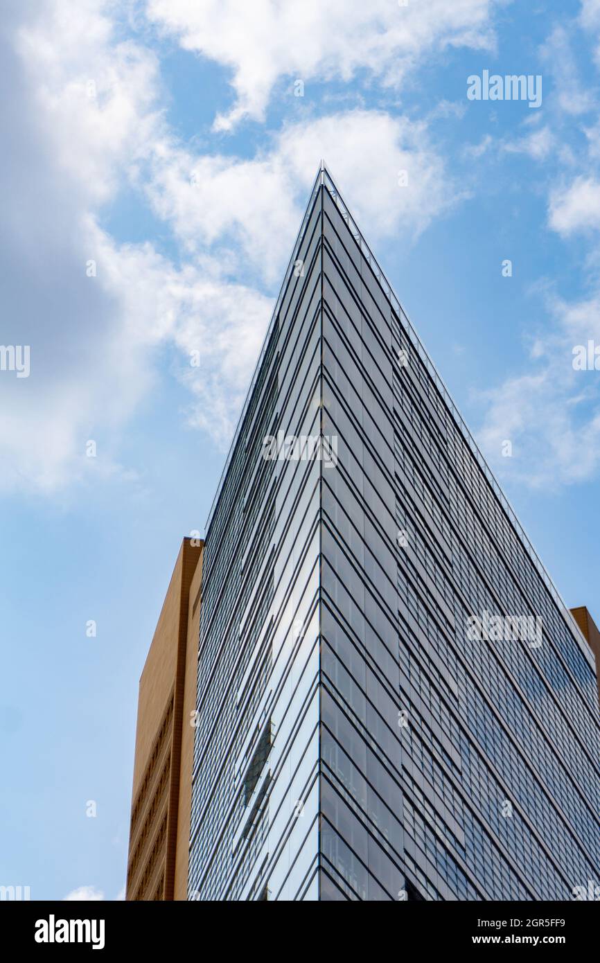 Berlino, Germania - 25 settembre 2017: Angolo acuto sull'esterno della facciata in vetro dell'edificio. Foto Stock