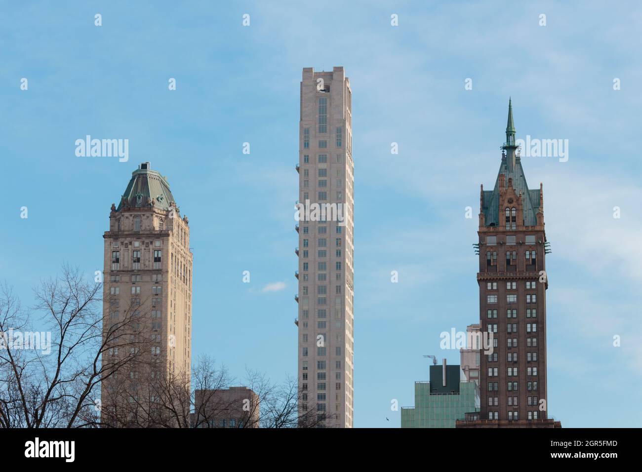 le cime degli eleganti edifici di manhattan sul lato superiore est contro un bel cielo in una giornata d'inverno, una scena di new york Foto Stock