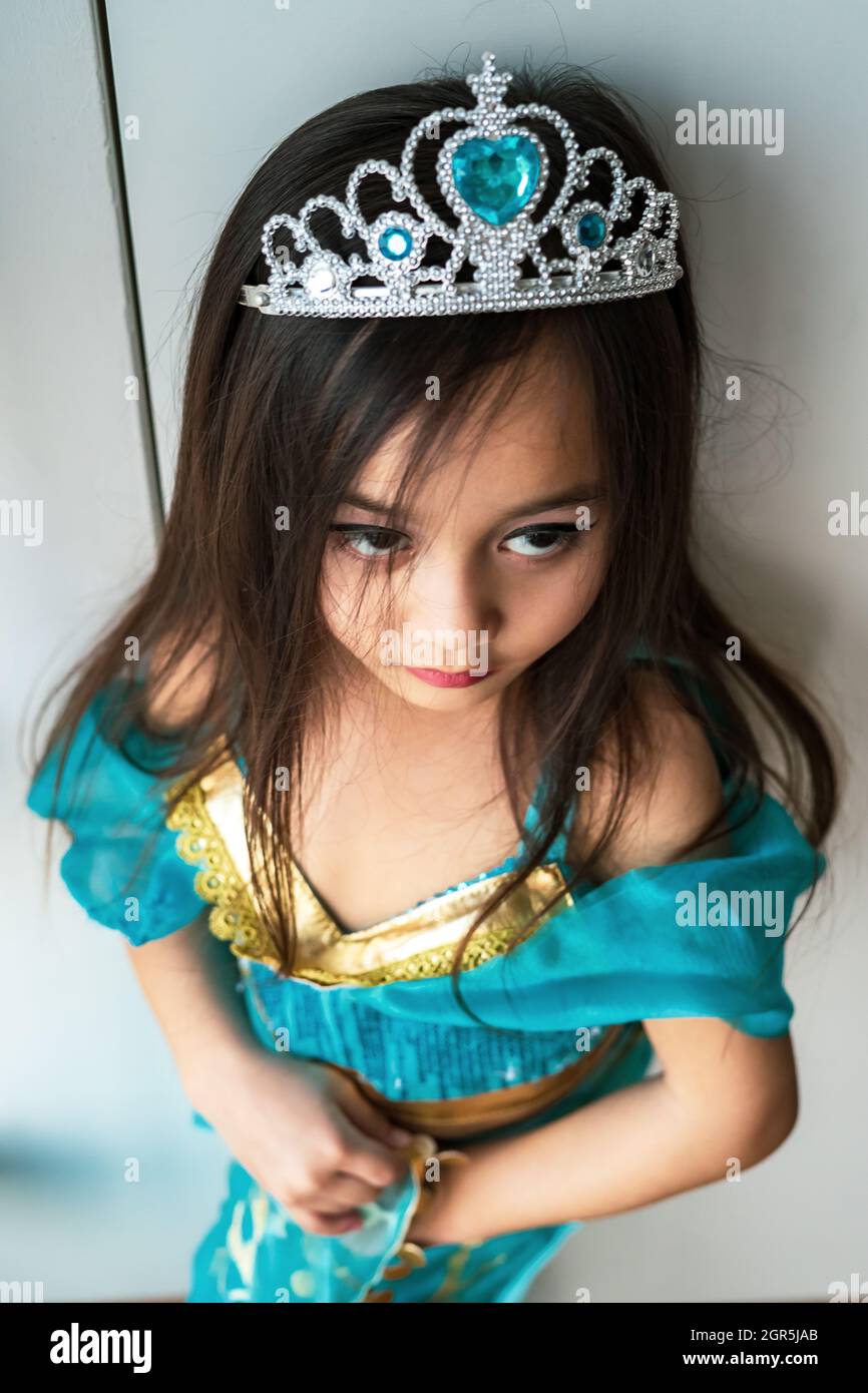 Ritratto di una bambina vestita in costume di principessa araba. Luce  naturale, fuoco selettivo Foto stock - Alamy