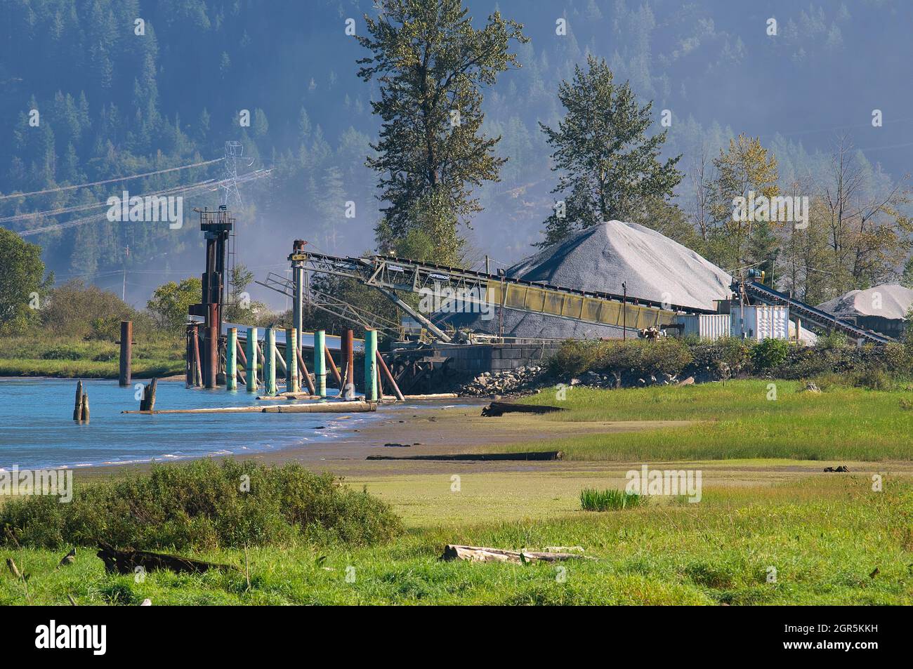 Pitt River Quarry sulla riva del fiume Pitt, Pitt Meadows, B. C., Canada Foto Stock