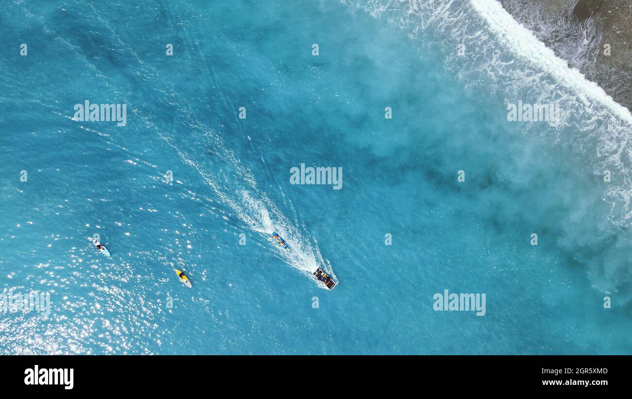 Elevato angolo di visione delle persone a nuotare in mare Foto Stock