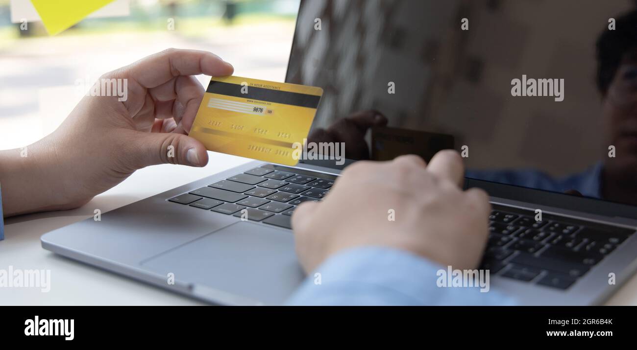 Acquisto di prodotti online, businessman utilizza il notebook Registrati  tramite carte di credito per effettuare acquisti online Foto stock - Alamy