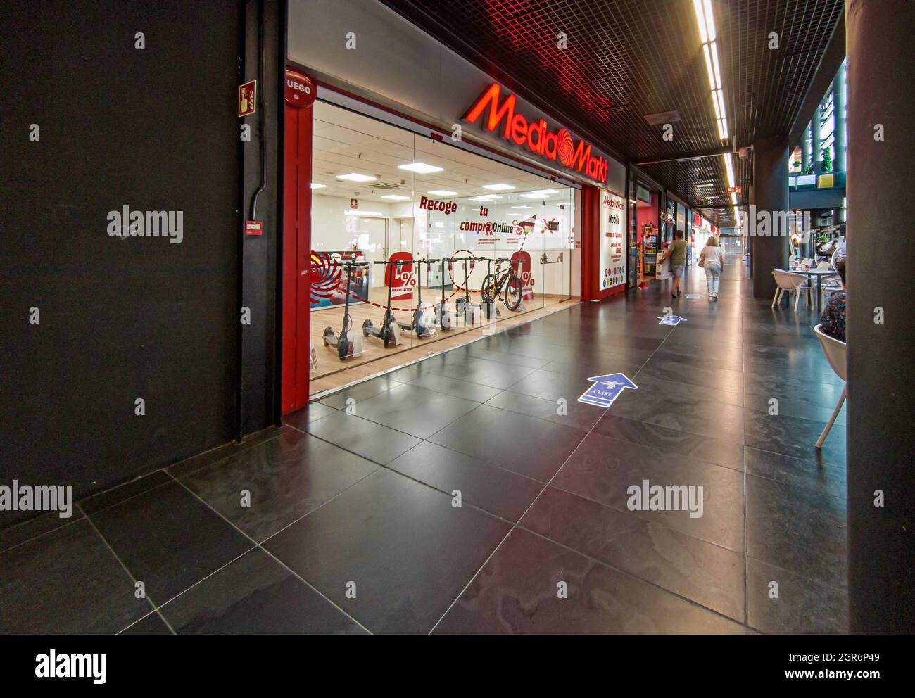 VIGO, SPAGNA - Sep 10, 2021: Il negozio del marchio Media Markt con scooter presentato in vetrina nel centro commerciale di Vigo, Spagna Foto Stock