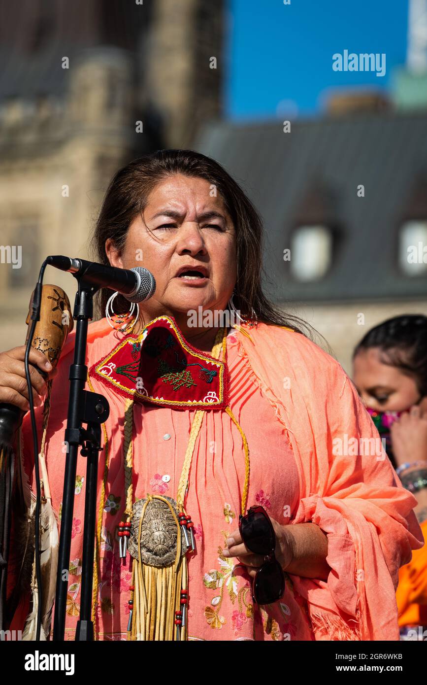 Wakerakatste Louise McDonald Herne, una Madre di Clan Bear condoled per il Mohawk Nation Council, parla durante la prima Giornata della verità e della riconciliazione. Foto Stock