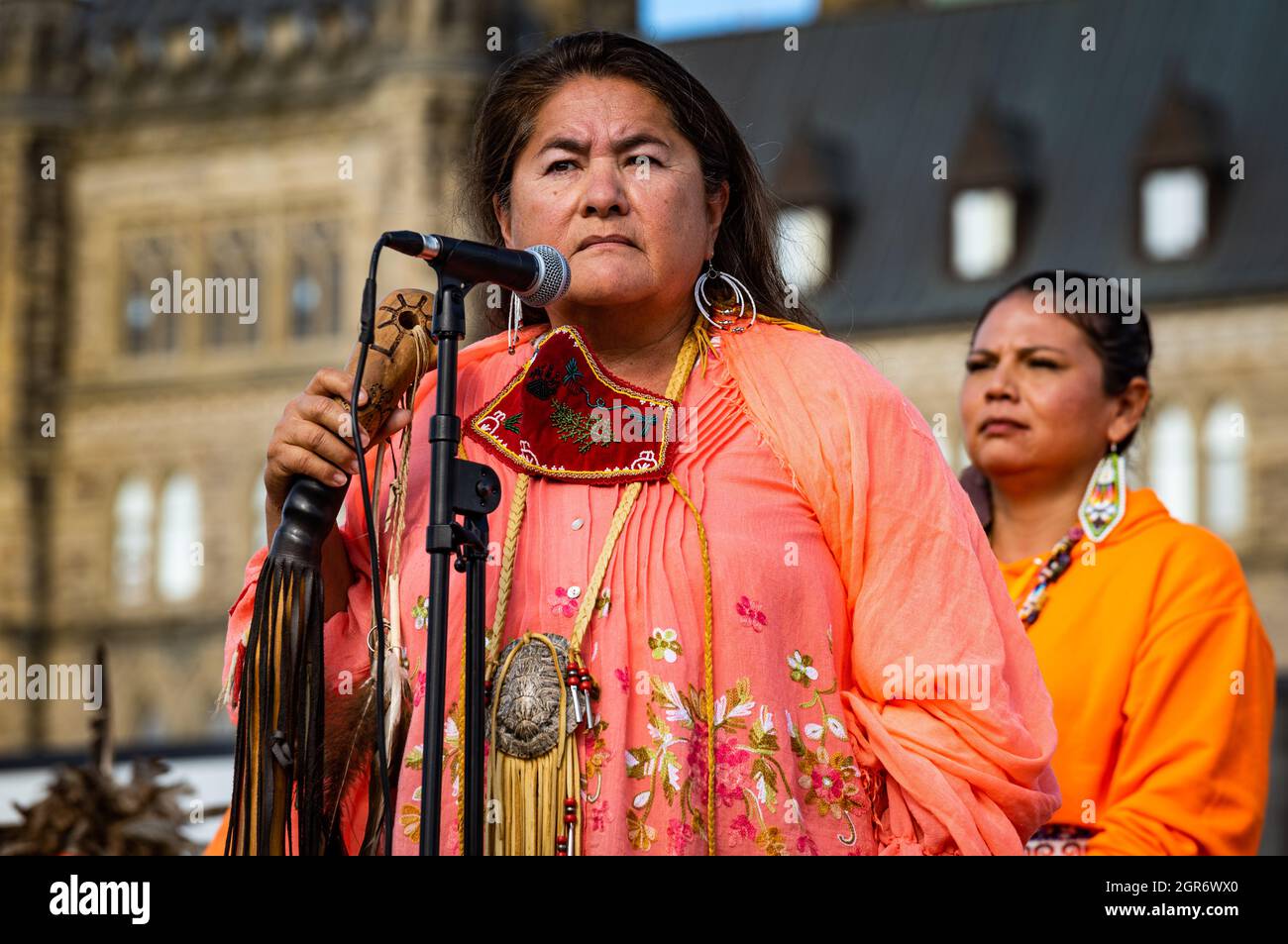Wakerakatste Louise McDonald Herne, una Madre di Clan Bear condoled per il Mohawk Nation Council, si ferma durante la prima Giornata della verità e della riconciliazione. Foto Stock