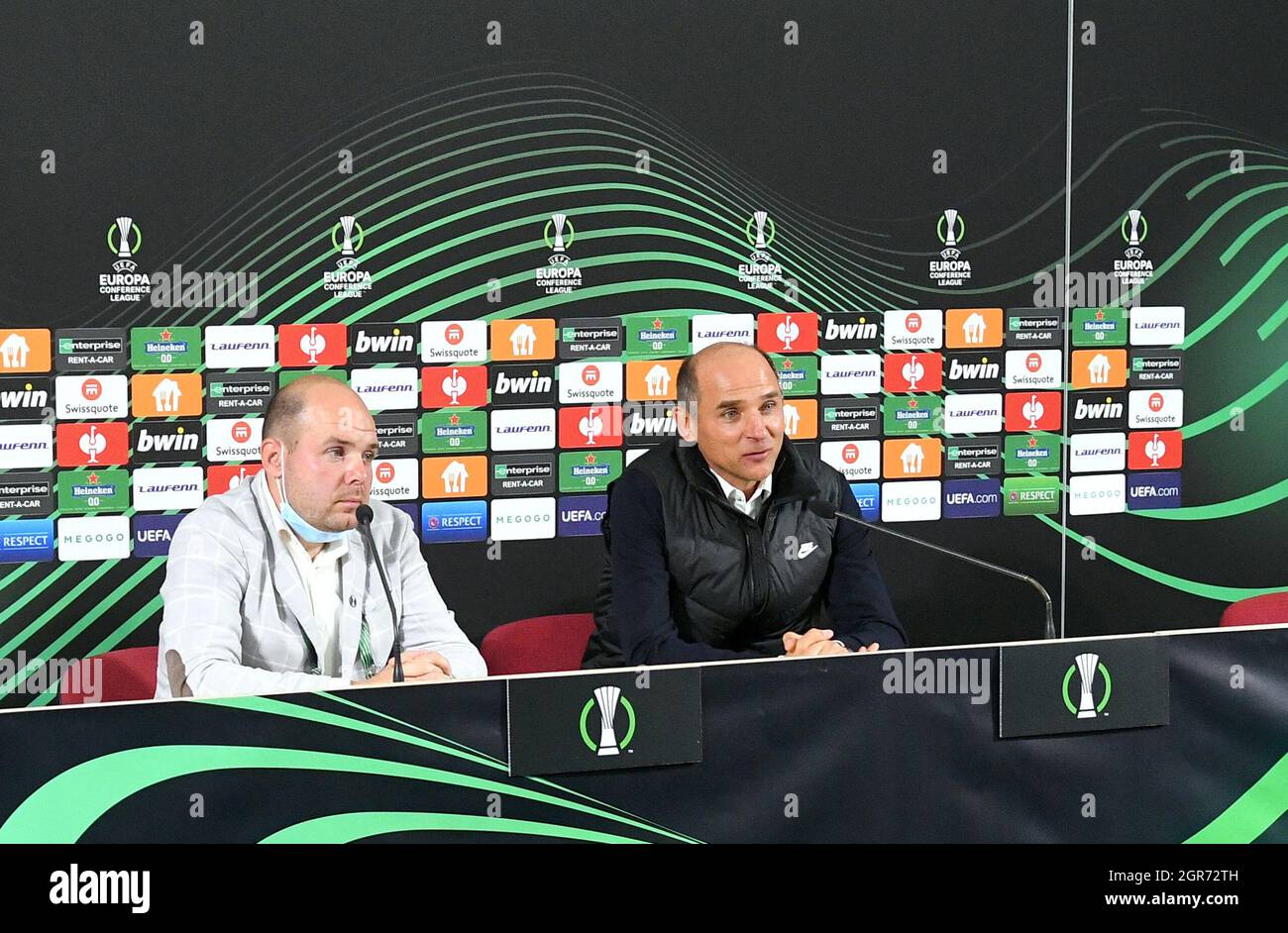 Zaporizhzhia, Ucraina. 30 settembre 2021. ZAPORIZHZHIA, UCRAINA - 30 SETTEMBRE 2021 - Capo allenatore del FC Zorya Luhansk Viktor Skrypnyk (R) parla durante la conferenza stampa dopo il round della UEFA Conference League del 16 gioco di fase di gruppo contro AS Roma Italia che si è concluso con la sconfitta degli ospiti 0:3, Zaporizhzhia, Ucraina sudorientale credito: Ukrinform/Alamy Live News Foto Stock