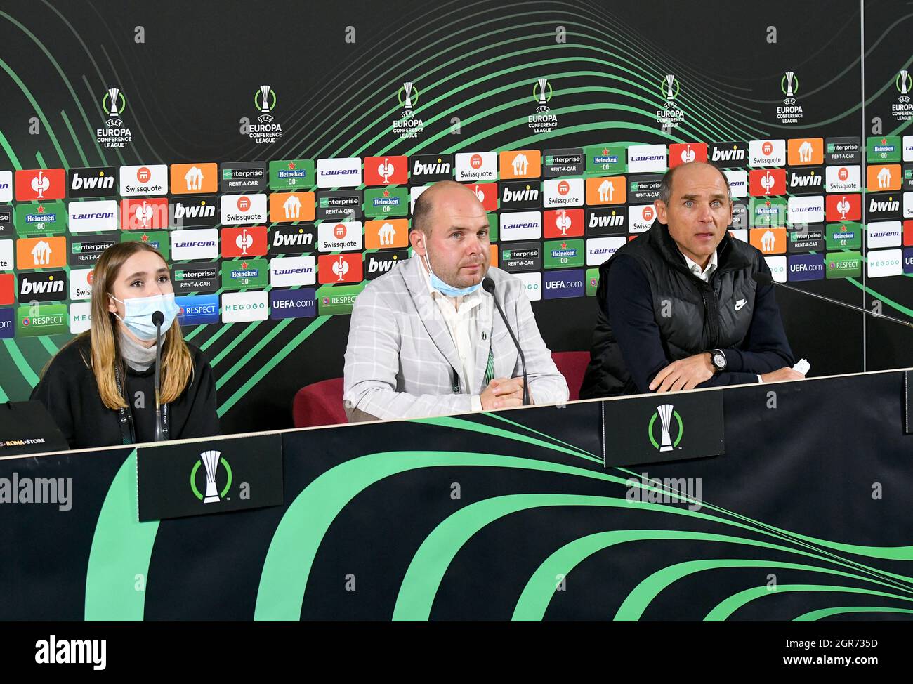 Zaporizhzhia, Ucraina. 30 settembre 2021. ZAPORIZHZHIA, UCRAINA - 30 SETTEMBRE 2021 - Capo allenatore del FC Zorya Luhansk Viktor Skrypnyk (R) parla durante la conferenza stampa dopo il round della UEFA Conference League del 16 gioco di fase di gruppo contro AS Roma Italia che si è concluso con la sconfitta degli ospiti 0:3, Zaporizhzhia, Ucraina sudorientale credito: Ukrinform/Alamy Live News Foto Stock