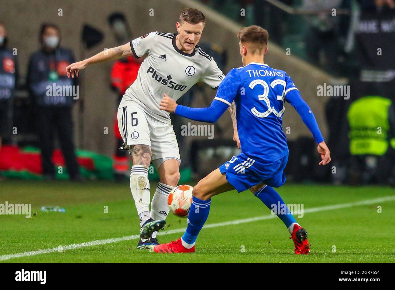 Varsavia, Polonia. 30 settembre 2021. Matias Johansson (L) di Legia compete durante la partita di calcio del Gruppo Europa League C tra Legia Warsaw e Leicester City a Varsavia, Polonia, 30 settembre 2021. Credit: Adam Starszynski/Xinhua/Alamy Live News Foto Stock