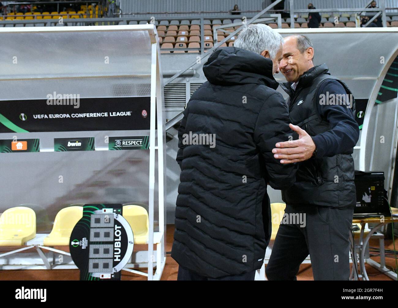 ZAPORIZHZHIA, UCRAINA - 30 SETTEMBRE 2021 - Capo allenatori di FC Zorya Luhansk Viktor Skrypnyk e COME Roma Italia Jose Mourinho sono raffigurati prima dell'inizio del turno della UEFA Conference League del 16 fase di gruppo gioco che si è concluso con la sconfitta degli ospiti 0:3, Zaporizhzhia, Ucraina sud-orientale Foto Stock