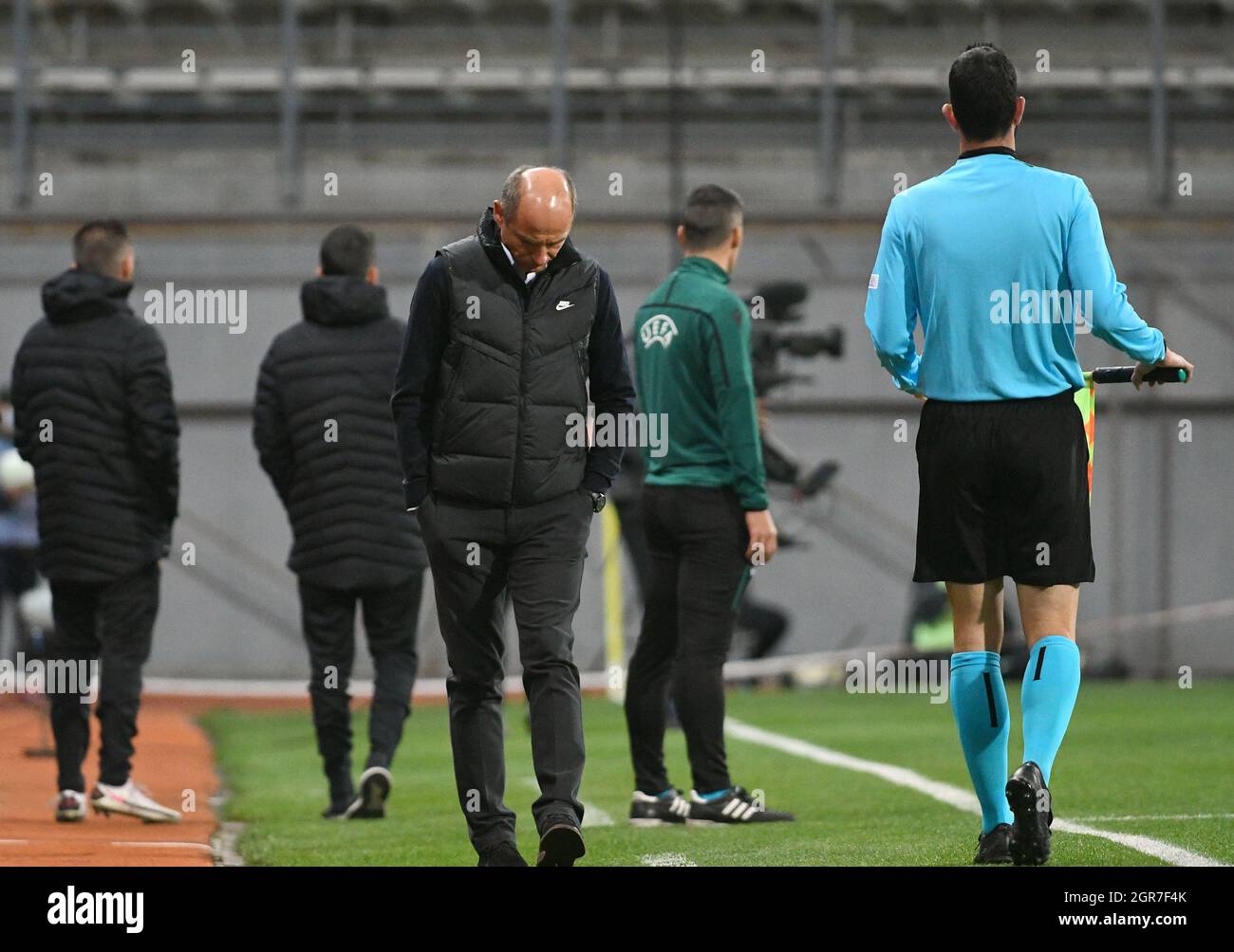 ZAPORIZHZHIA, UCRAINA - 30 SETTEMBRE 2021 - Capo allenatore del FC Zorya Luhansk Viktor Skrypnyk (C) è raffigurato durante il turno della UEFA Conference League del 16 gioco di fase di gruppo contro COME Roma Italia che si è conclusa con la sconfitta degli ospiti 0:3, Zaporizhzhia, Ucraina sudorientale Foto Stock