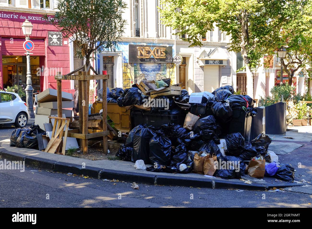 Marsiglia, Francia. 29 settembre 2021. La spazzatura non raccolta si accumula in alcuni distretti della città di Marsiglia.su richiesta dei sindacati dei lavoratori C.G.T (Confédération Générale du Travail) e F.O (Force Ouvrière), i raccoglitori di rifiuti della città di Marsiglia (Francia) è andato in sciopero. I raccoglitori di rifiuti protestano contro la decisione di aumentare il loro tempo di lavoro di due ore al giorno per lo stesso stipendio, o 28 giorni in più ogni anno. Credit: SOPA Images Limited/Alamy Live News Foto Stock
