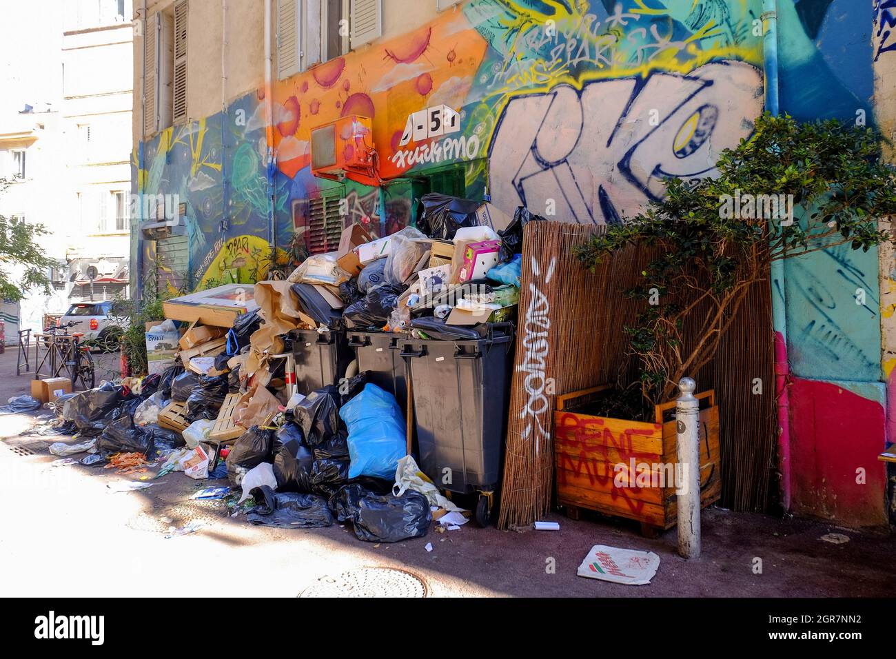 Marsiglia, Francia. 29 settembre 2021. La spazzatura non raccolta si accumula nel distretto di la Plaine così come in altri distretti della città di Marseille. Su chiamata dei sindacati dei lavoratori C.G.T (Confédération Générale du Travail) e F.O (Force Ouvrière), i raccoglitori di spazzatura della città di Marsiglia (Francia) è andato in sciopero. I raccoglitori di rifiuti protestano contro la decisione di aumentare il loro tempo di lavoro di due ore al giorno per lo stesso stipendio, o 28 giorni in più ogni anno. Credit: SOPA Images Limited/Alamy Live News Foto Stock