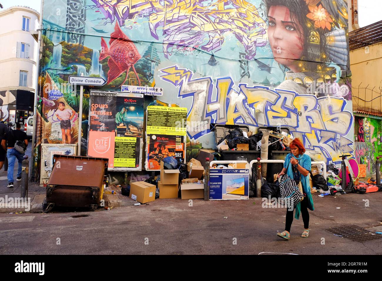 Marsiglia, Francia. 29 settembre 2021. La spazzatura non raccolta si accumula nel distretto di la Plaine così come in altri distretti della città di Marseille. Su chiamata dei sindacati dei lavoratori C.G.T (Confédération Générale du Travail) e F.O (Force Ouvrière), i raccoglitori di spazzatura della città di Marsiglia (Francia) è andato in sciopero. I raccoglitori di rifiuti protestano contro la decisione di aumentare il loro tempo di lavoro di due ore al giorno per lo stesso stipendio, o 28 giorni in più ogni anno. (Foto di Denis Thaust/SOPA Images/Sipa USA) Credit: Sipa USA/Alamy Live News Foto Stock