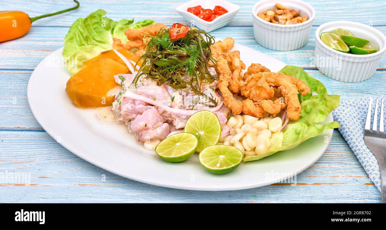Cibo peruviano, Ceviche di pesce e Chicharron De Pescado con Cassava  fritta, mais dolce Foto stock - Alamy