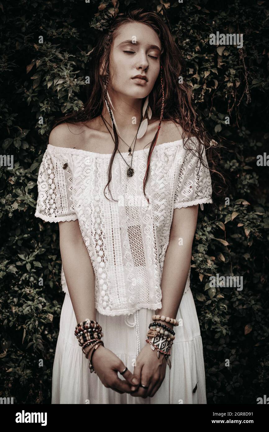 Giovane donna Hippie in bianco Boho vestiti in posa in strada in estate  Foto stock - Alamy