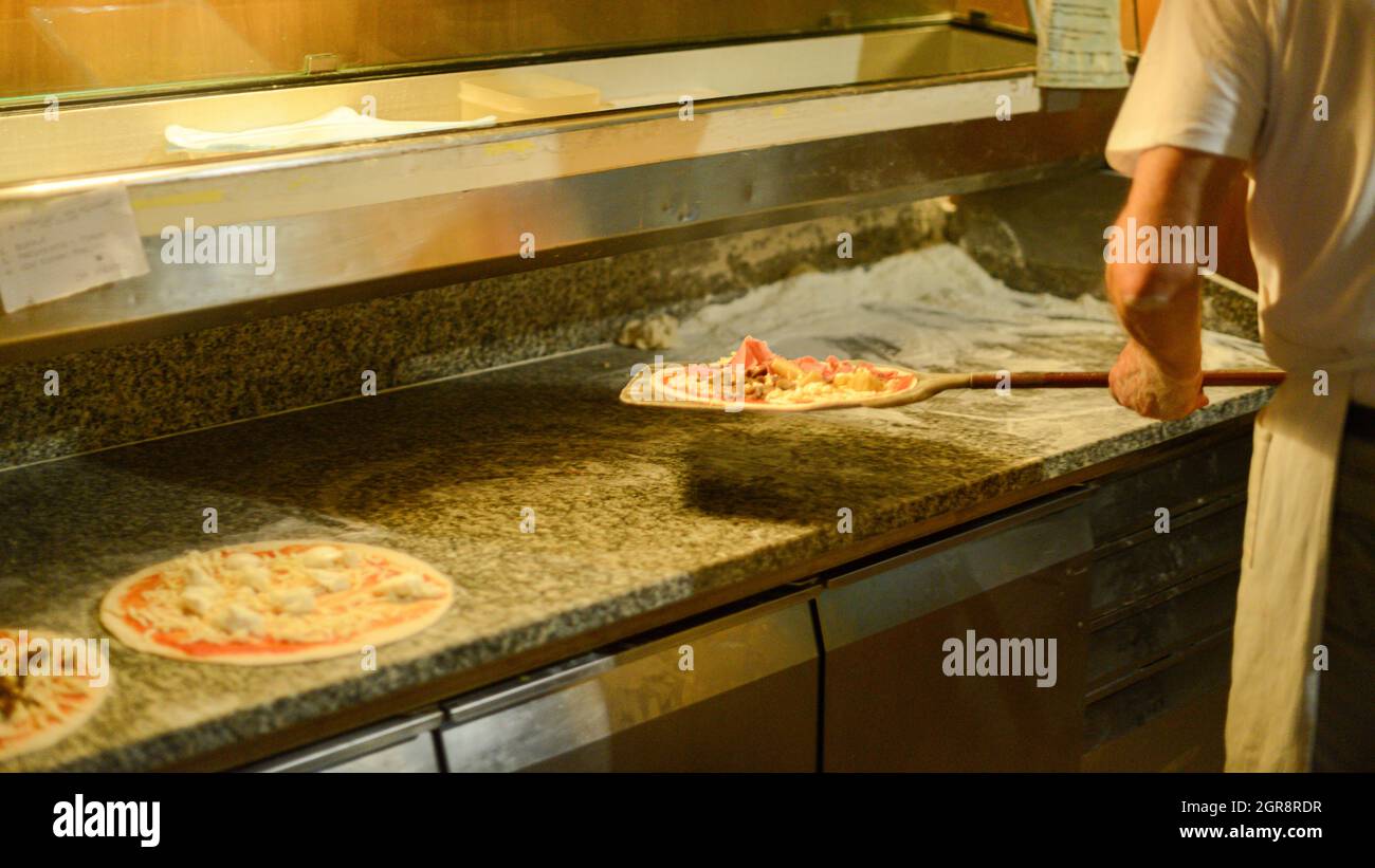 Preparazione e cottura della pizza nel forno in rame di legno Foto stock -  Alamy