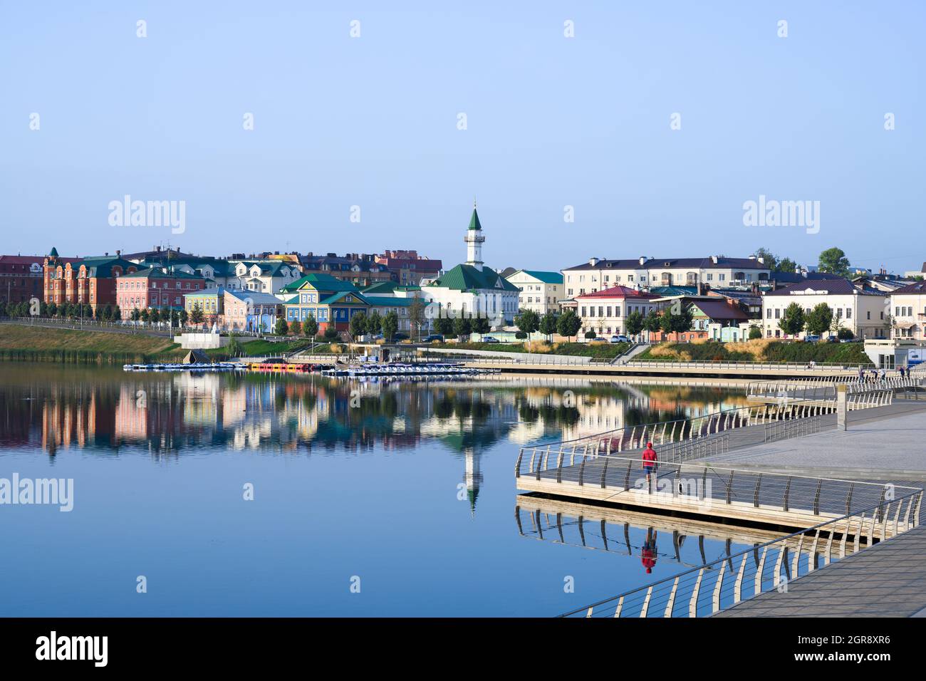 Vista sul lago Kaban e sul torreggiante minareto della storica moschea di Marjani dal 1767 a Kazan, Russia Foto Stock