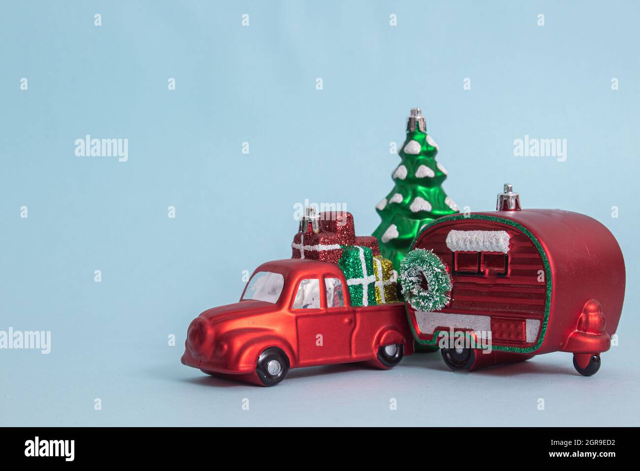 Figurine natalizie isolate su sfondo blu Foto Stock