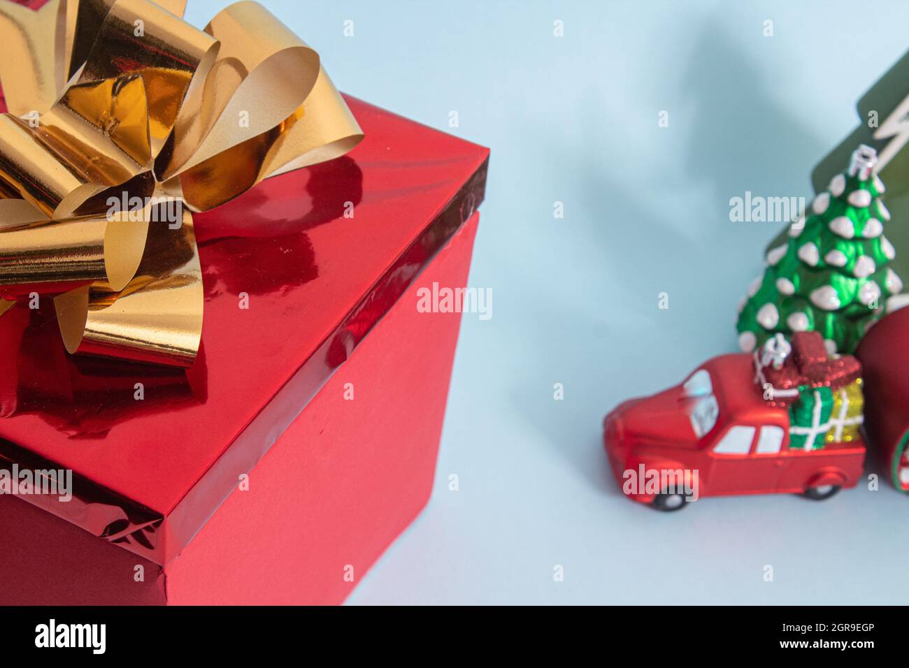 Scatola regalo e un Natale figurine isolato su uno sfondo blu Foto Stock