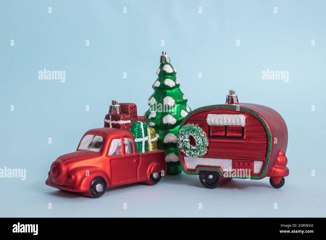 Figurine natalizie isolate su sfondo blu Foto Stock